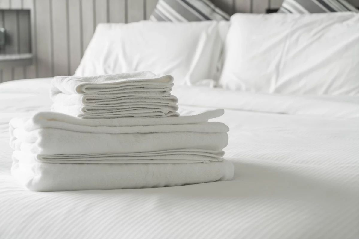 white-towel-bed-decoration-bedroom-interior